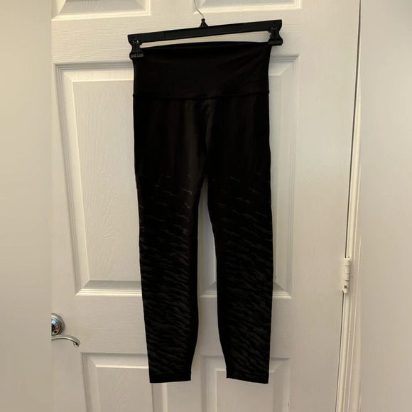 Lululemon Lunar New Year Wunder Under High-Rise Tight 25" ~ Size 6. - Picture 3 of 6